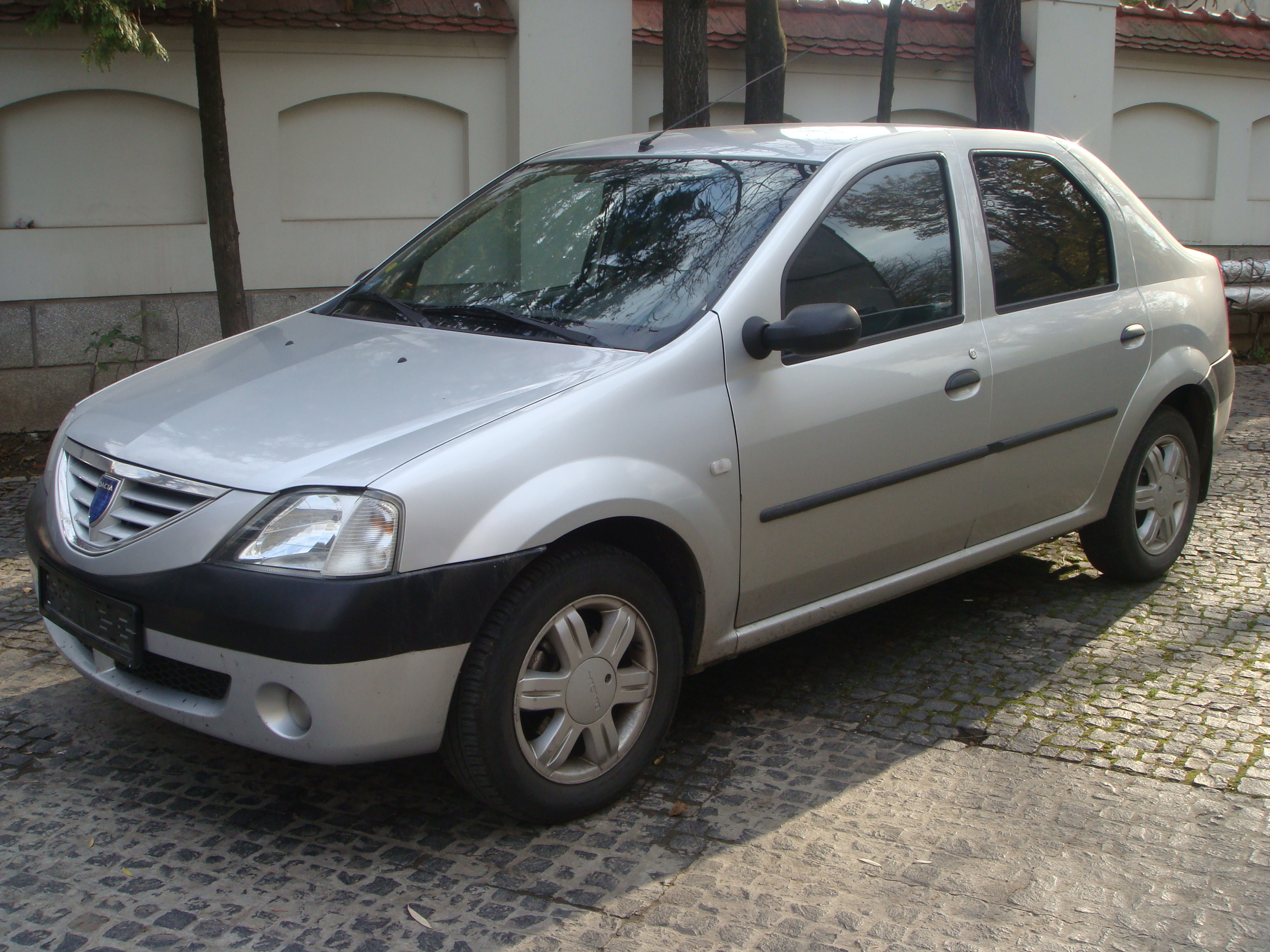 Un Logan pentru Traian! Vezi aici cum arata masina presedintelui!