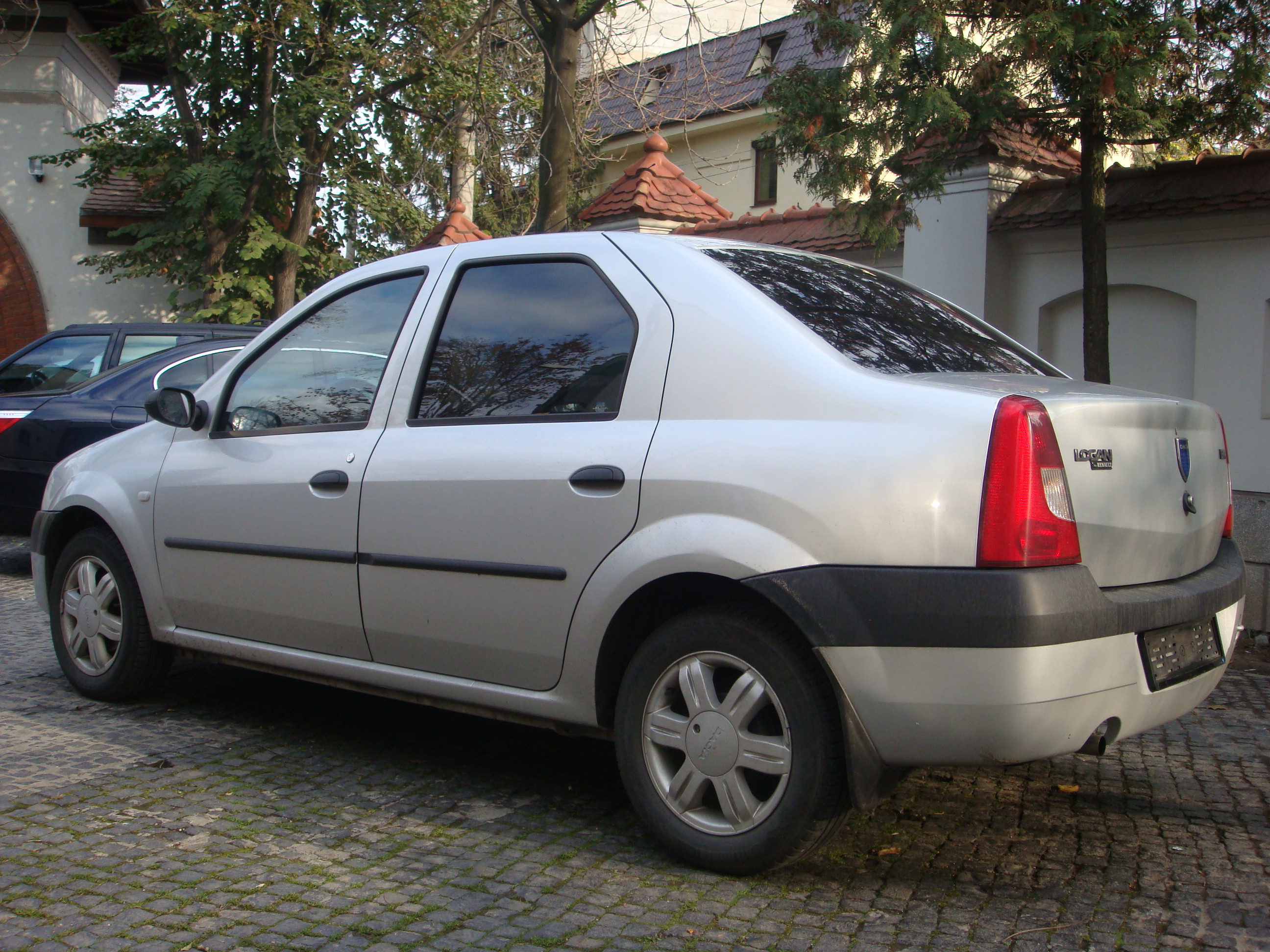Ce fac romanii pentru a se feri de accidente in trafic. Isi duc masinile la sfintit