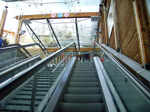 Norocul a fost de partea lui. A cazut de la 6 metri de pe o scara rulanta. A scapat cu mana rupta