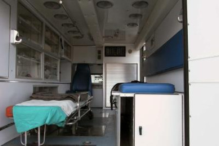 Autocar rasturnat pe o sosea din Arad! 13 oameni au ajuns la spital