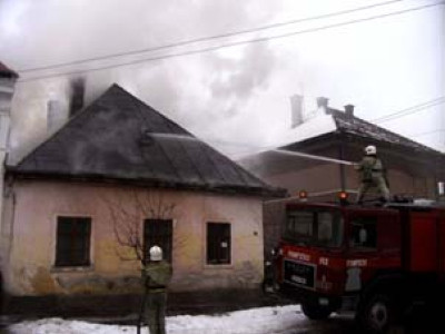 Iarna rece pentru o femeie din Gorj. Acoperisul casei a fost mistuit de foc