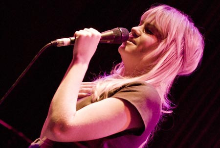 Duffy recunoaste ca secretul vocii ei este fumatul!