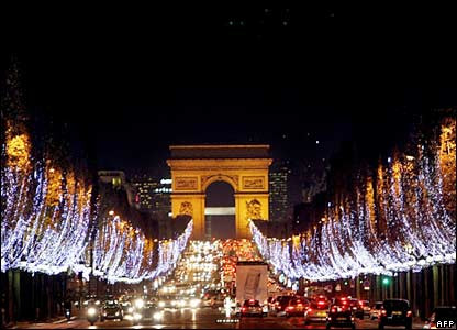 Feerie la Paris! S-au aprins luminitele de Craciun