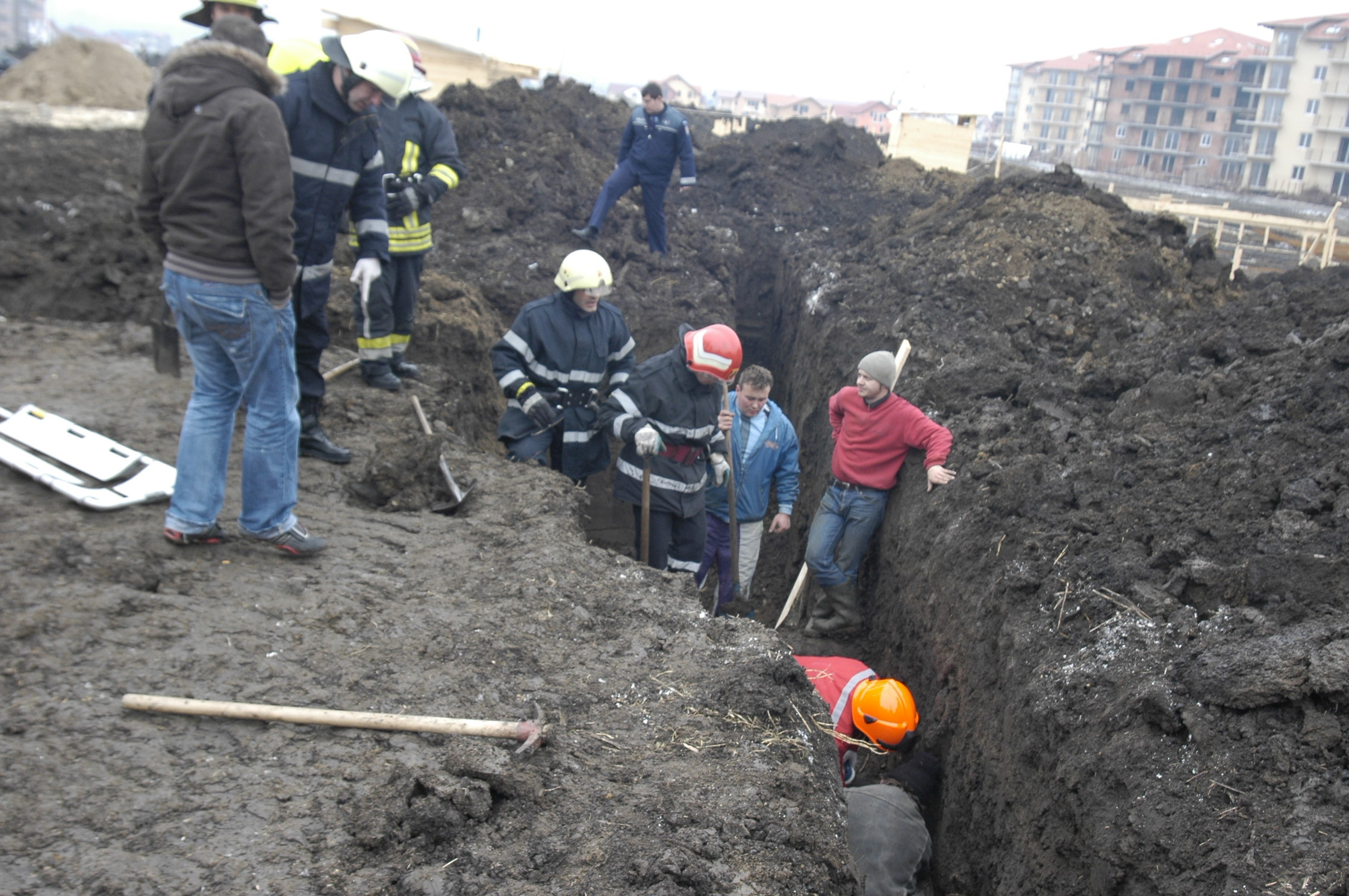 Trei muncitori au fost prinsi sub un mal de pamant. Doi dintre ei nu au mai putut fi salvati