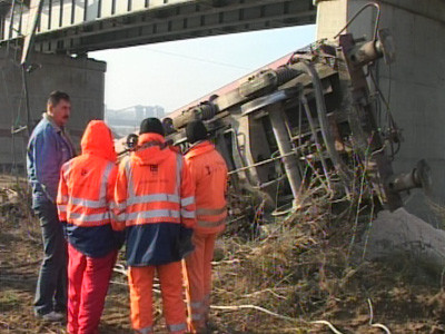 Medgidia: 3 vagoane au deraiat. 2 dintre ele s-au prabusit peste un pod