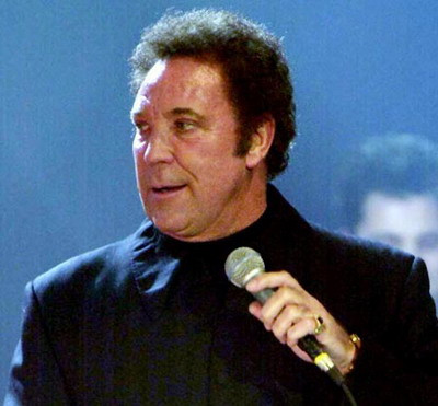 Tom Jones canta la coltul strazii!