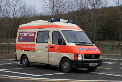 O masina plina de copii, rasturnata in judetul Dambovita