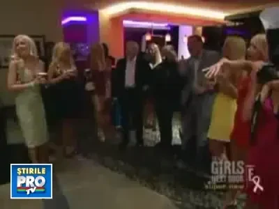 Vreai s-o vezi pe Pamela goala cu un tort in brate?