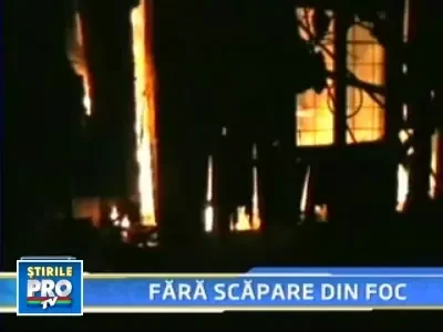 Case distruse de un incendiu violent, in Delta Dunarii