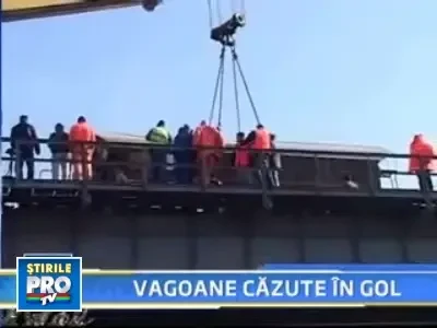 3 vagoane au deraiat la Medgidia. 2 dintre ele s-au prabusit peste un pod
