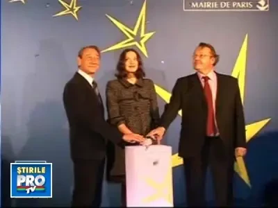 Feerie la Paris! S-au aprins luminitele de Craciun