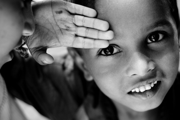 Fotojurnalistul Bogdan Dinca deschide o expozitie in scop caritabil