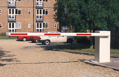 Un sofer de camion a plecat la drum cu tot cu o bariera