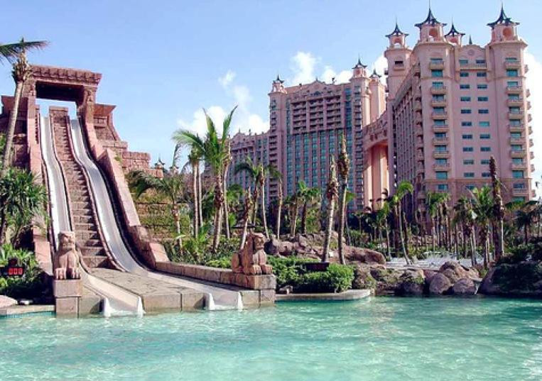 Iti tii prietena de mana? Poti ajunge la INCHISOARE! Legi STUPIDE in Dubai