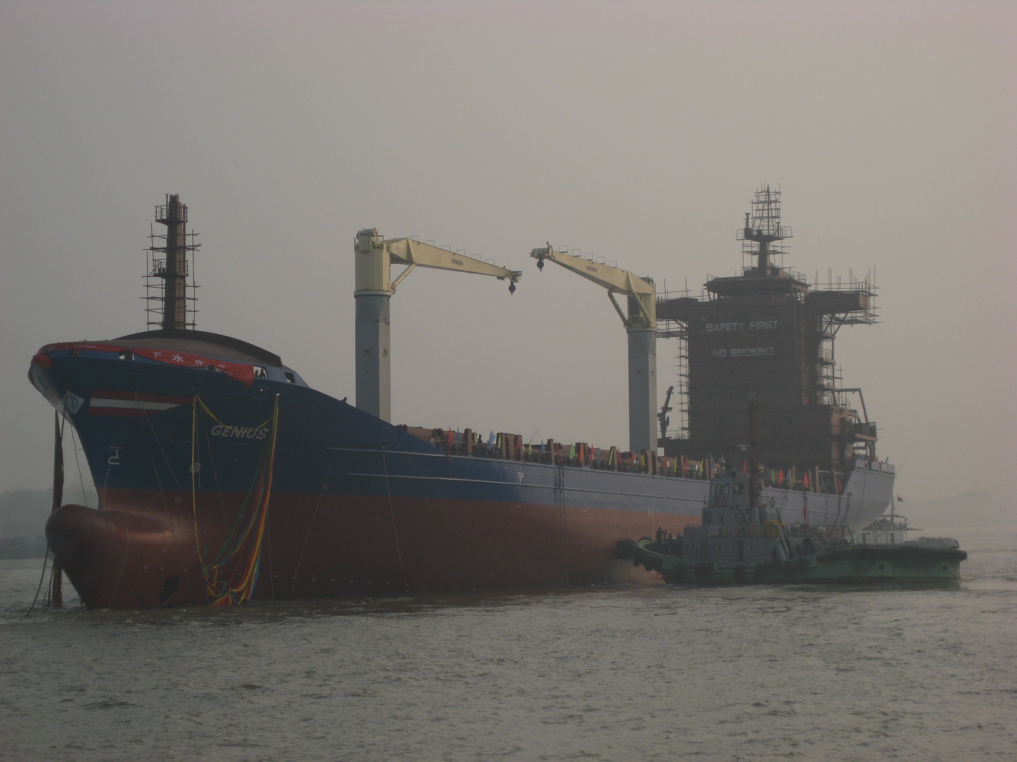 Piratii somalezi au eliberat nava la bordul careia se afla 19 romani