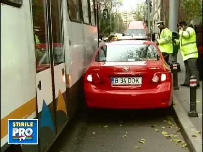 Locul "ideal" pentru parcat in Bucuresti? Linia de tramvai!