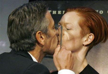 George Clooney a sarutat alta femeie sub ochii iubitei sale!