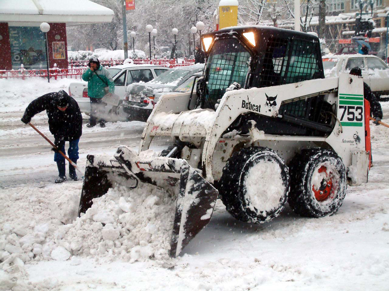 Iarna in toata tara! Zapada i-a luat prin surprindere pe soferi
