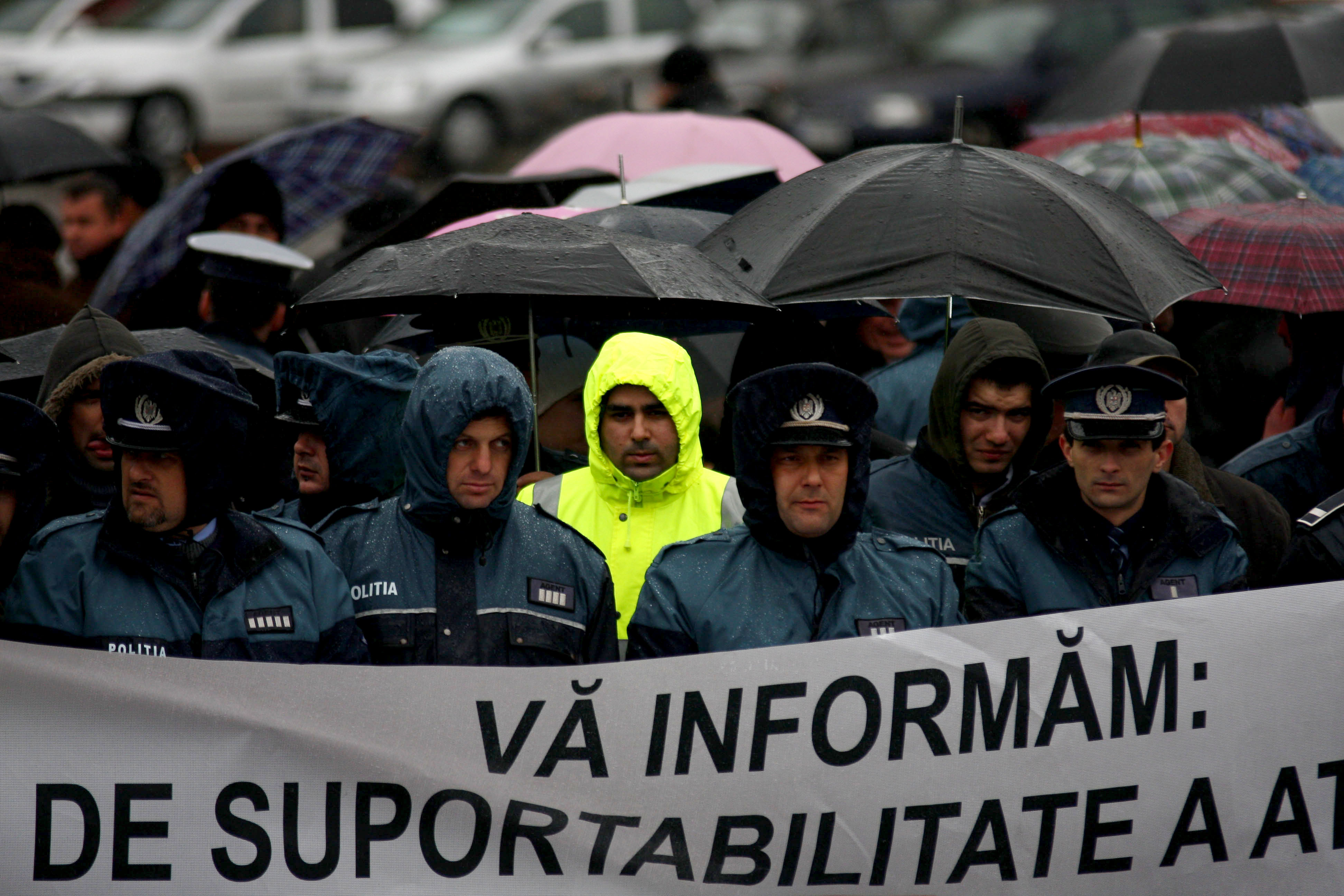 Politistii romani au pus de un miting. Vor salarii mai mari!