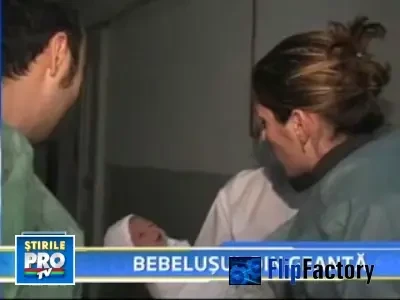 W_2211_19_copil_in_geanta