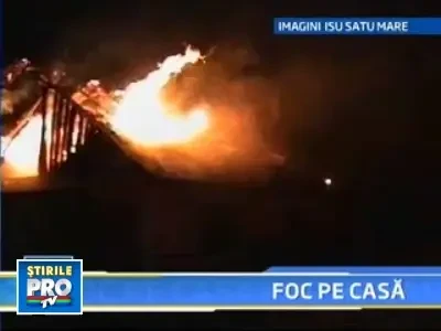 Au ramas pe drumuri in plina iarna, dupa ce un incendiu le-a mistuit casa