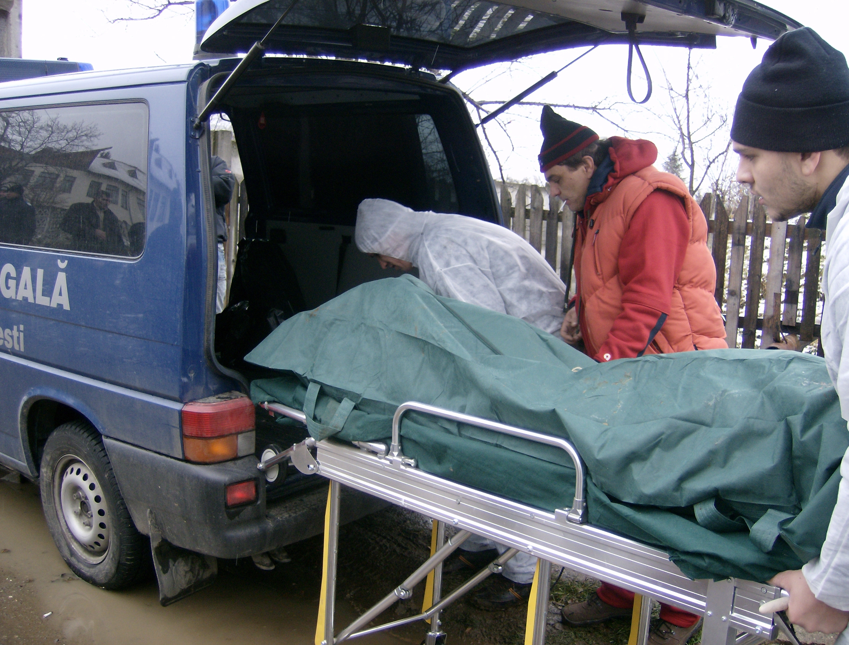 Descoperire sinistra! O femeie, gasita inghetata in cada