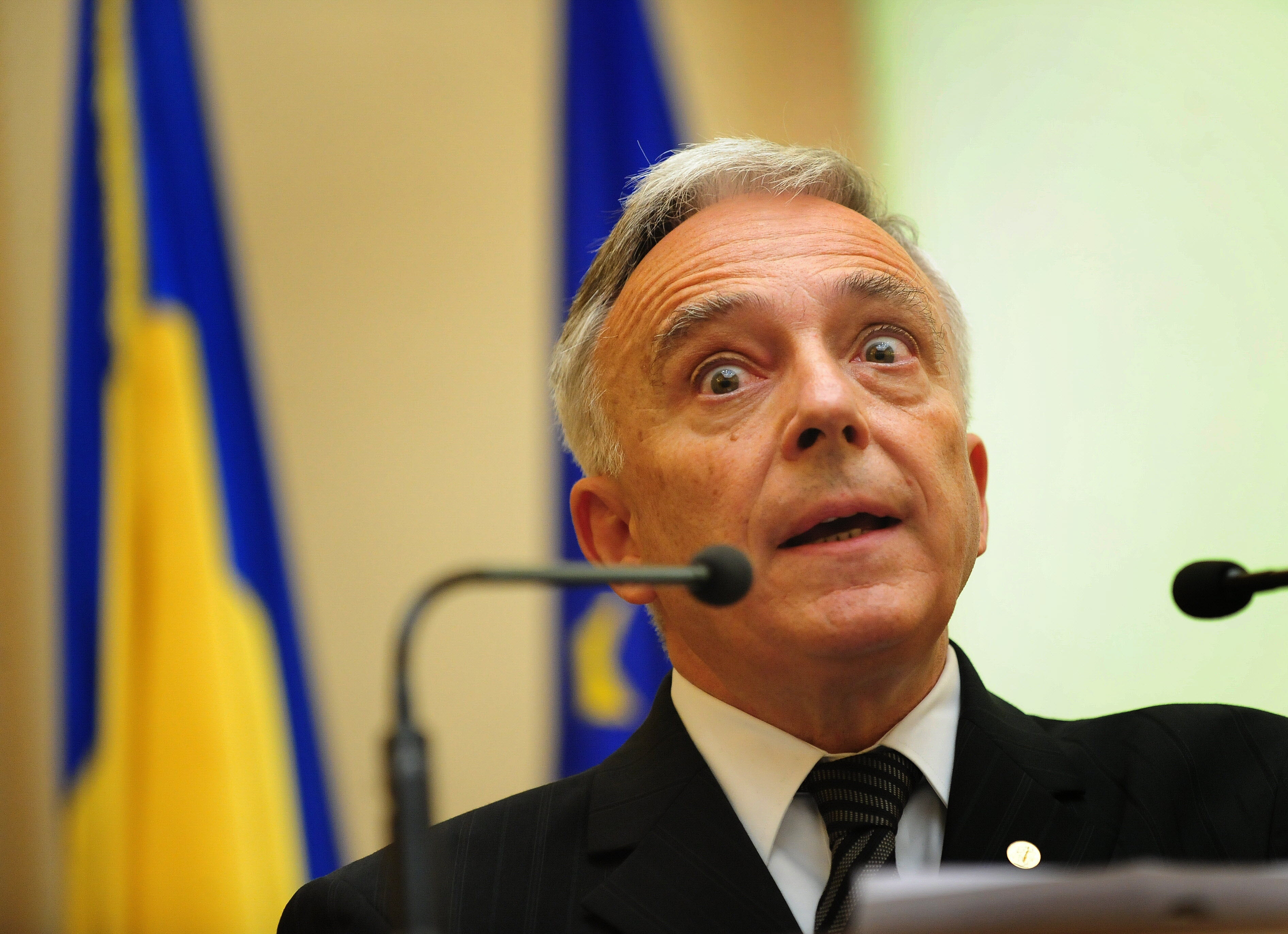 "Reduceti dobanzile", ii avertizeaza Mugur Isarescu pe bancheri!