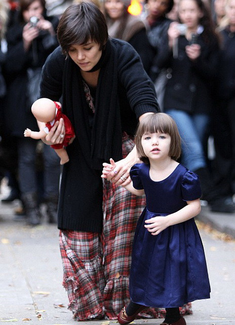 Tom Cruise adora pozele paparazzilor cu fata lui, Suri