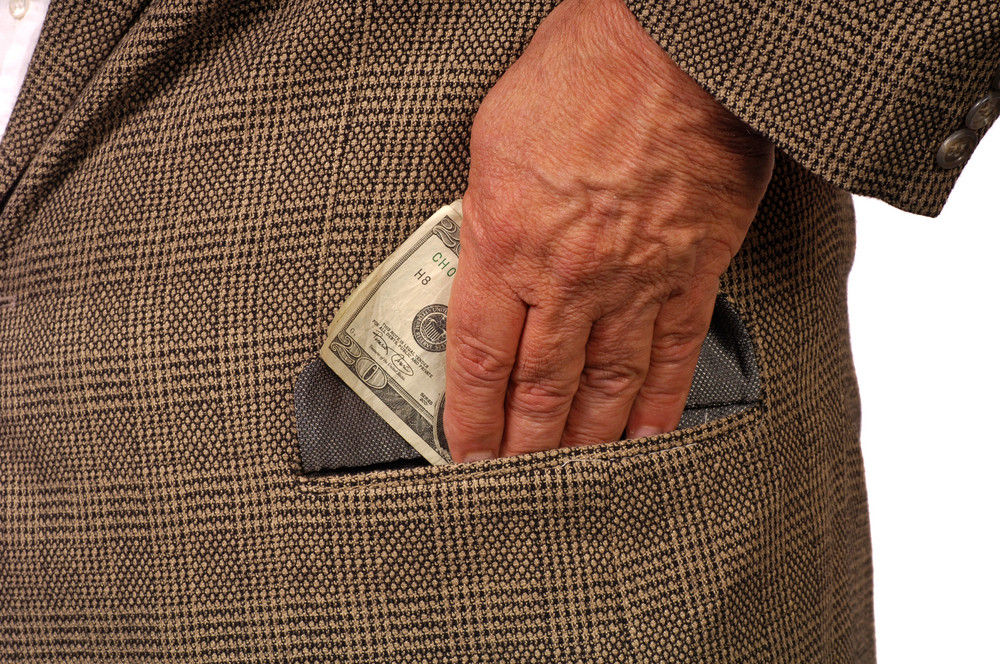 Seful Casei de Asigurari de Sanatate Tulcea arestat pentru mita