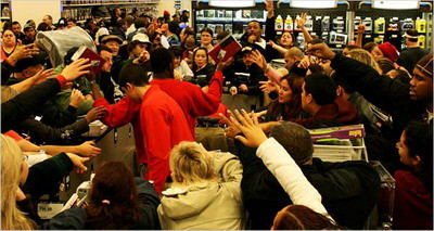 Fie criza cat de mare, romanii continua sa adore cumparaturile!