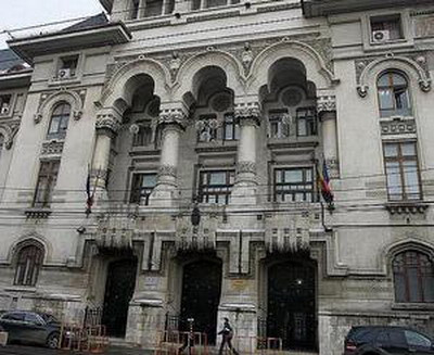 Angajatii Curtii de Conturi isi cer sporurile salariale in instanta