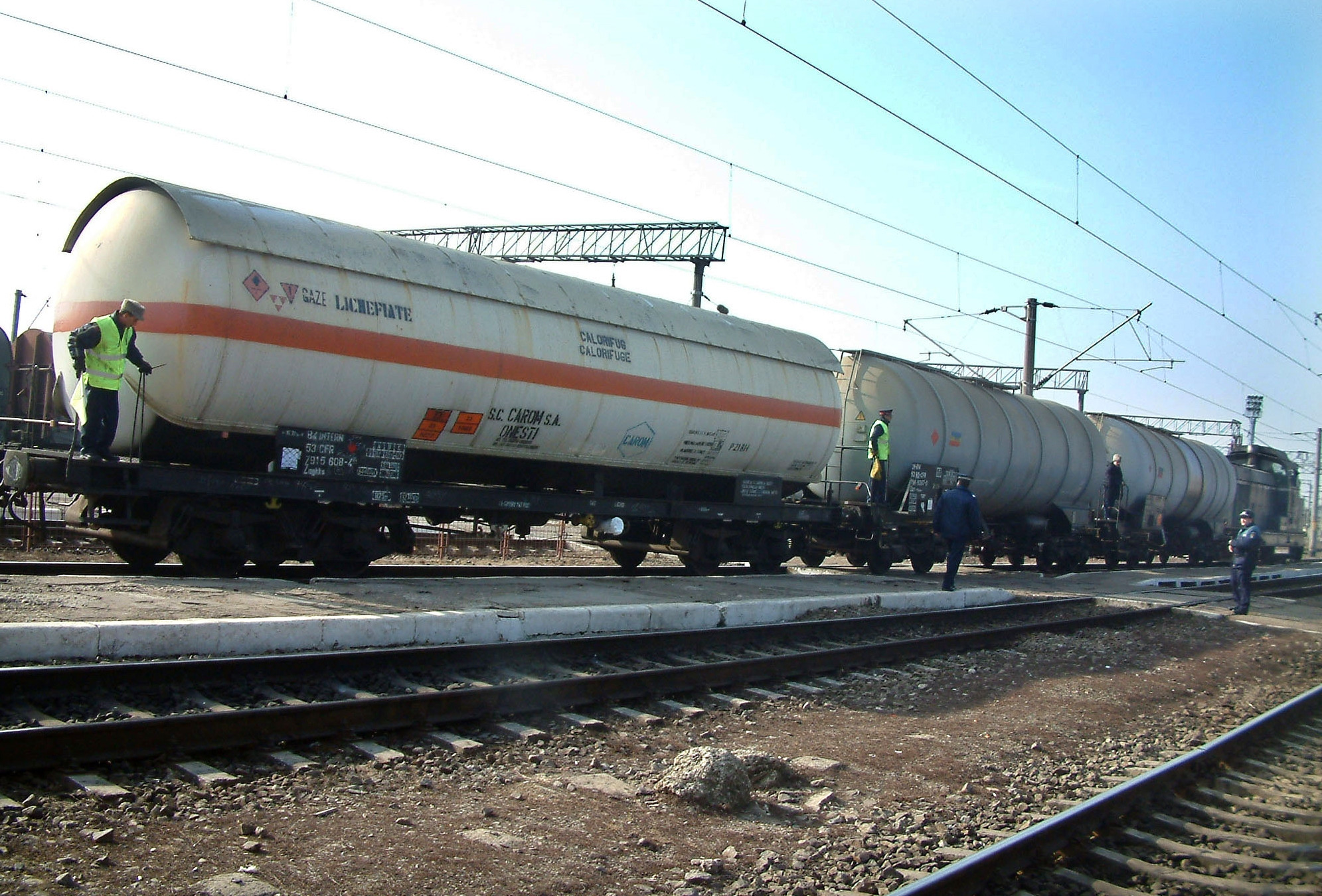 Trafic feroviar blocat intre Transilvania si Moldova din cauza unor arbori