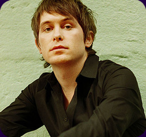 Mark Owen se lupta de 10 ani cu alcoolul. Robbie Williams il ajuta