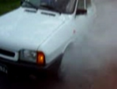 Burn-out cu o Dacie! Vezi cum si-a distrus un sofer cauciucurile masinii!