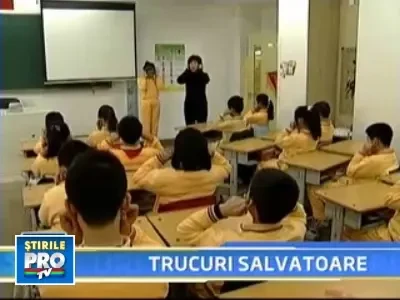 Copiii din China fac masaj... pentru ochi