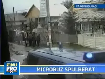 Iasi: 11 raniti, dupa ce un microbuz a fost izbit in plin de o masina