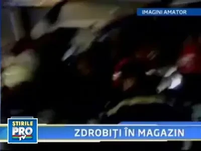 Bistrita-Nasaud: Client nepoftit! A intrat cu tirul in magazin