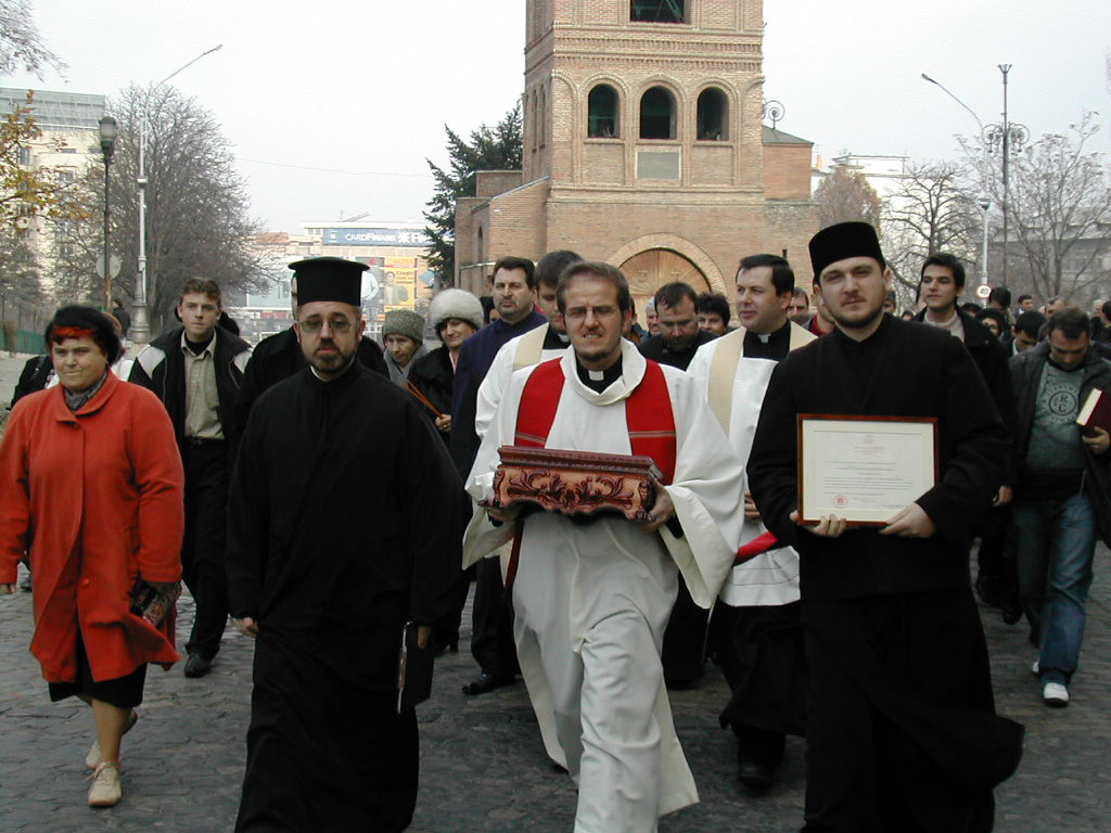 Mii de credinciosi s-au calcat in picioare ca sa atinga moastele Sf. Nifon