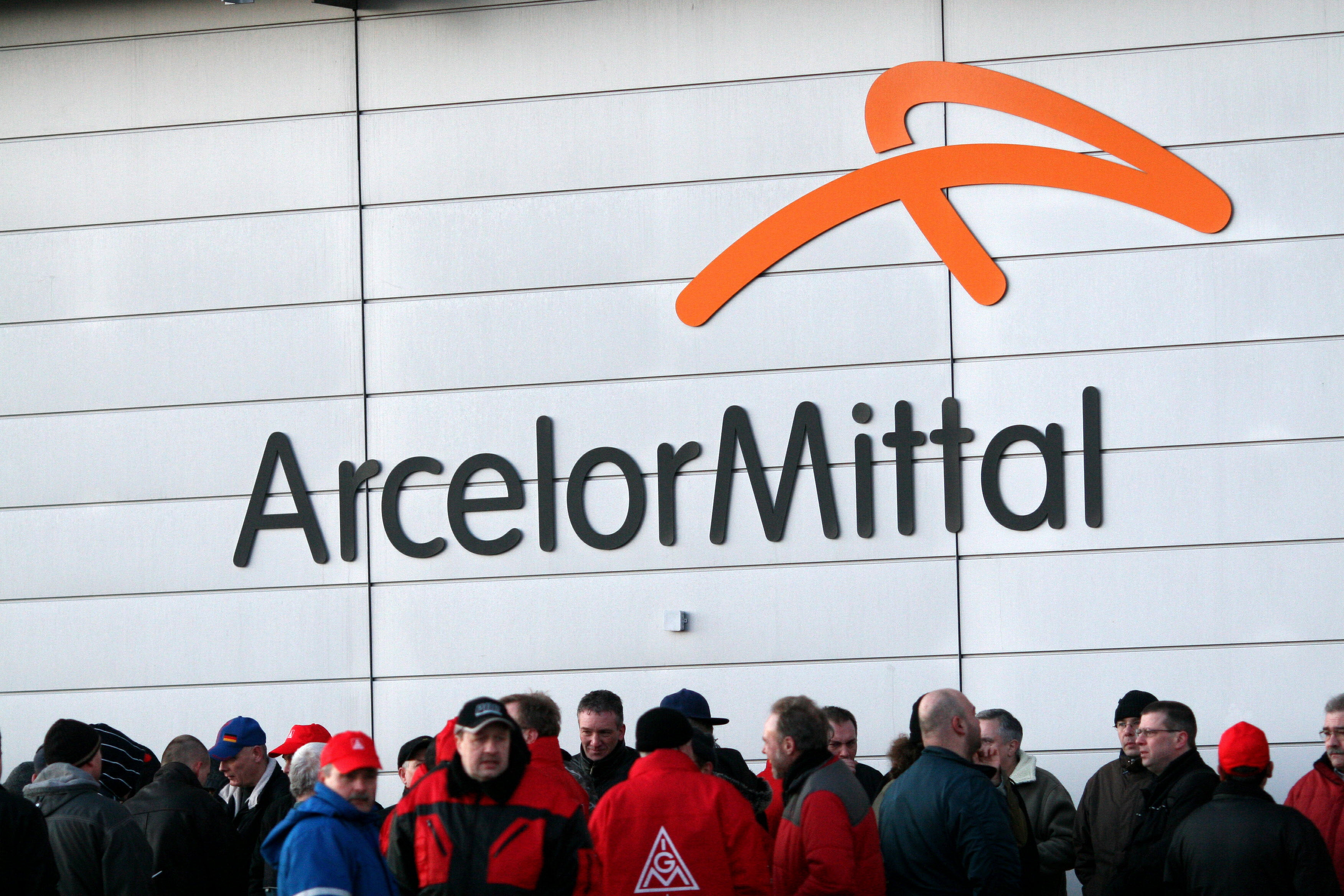 La somaj inainte! 1.000 de angajti de la ArcelorMittal vor sa plece