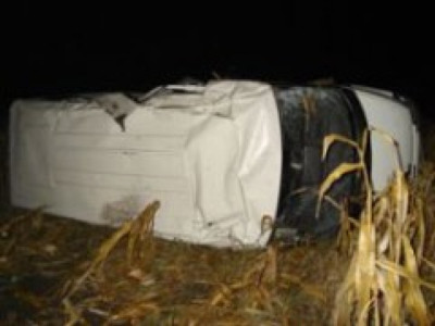 Tipete si sange pe o sosea din Cluj. Un microbuz s-a facut praf