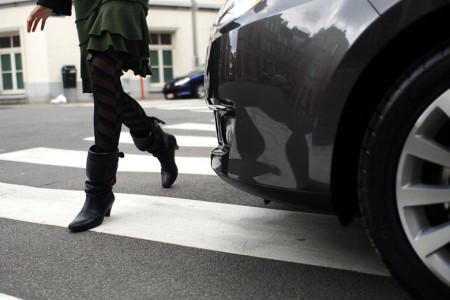 Fetita de 12 ani lovita pe trecerea de pietoni de masina politiei!