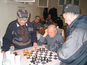 Iarna, pensionarii din Arad inchid caloriferele si merg sa joace table!