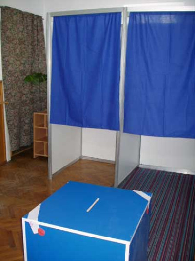 Zeci de secții din Baia Mare aveau doar două cabine de vot. Ce au decis autoritățile