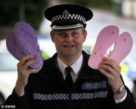 Politistii britanici ofera papuci doamnelor in stare de ebrietate