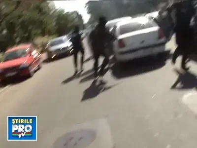 Ce faci cand ai pe mana 20.000 de dolari falsi? O petrecere cu manele!