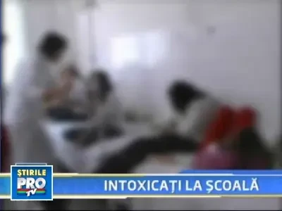 Un elev a dat cu spray paralizant la scoala si a intoxicat 20 de copii