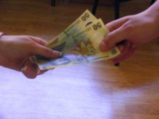 Educatie contra cost. "Imi dai bani, termini liceul" - propunerea unui prof din Bacau catre o eleva