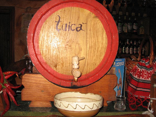 Strainii petrec de zor pe plaiurile mioritice, cu horinca si pasca