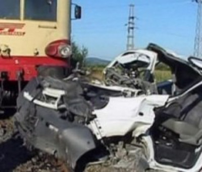Bihor: autoturism spulberat de rapidul Budapesta-Brasov. 3 oameni au murit
