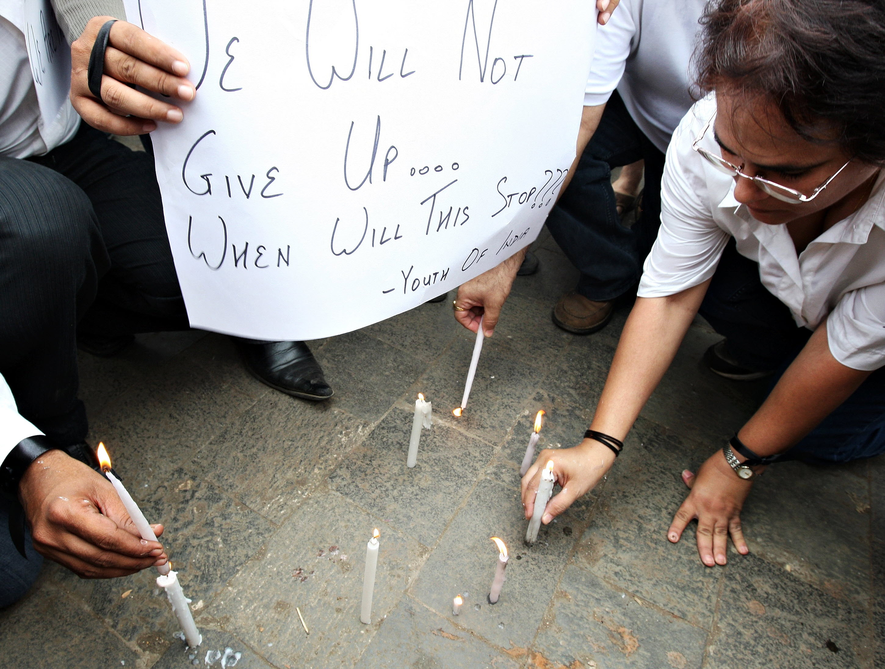 Oficiali indieni demisioneaza dupa atentatele cutremuratoare